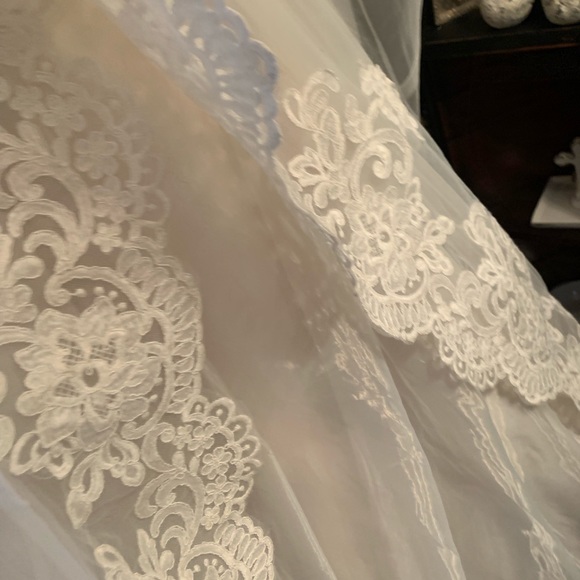 Beautiful candlelight sleeveless wedding dress 12 - Picture 6 of 16